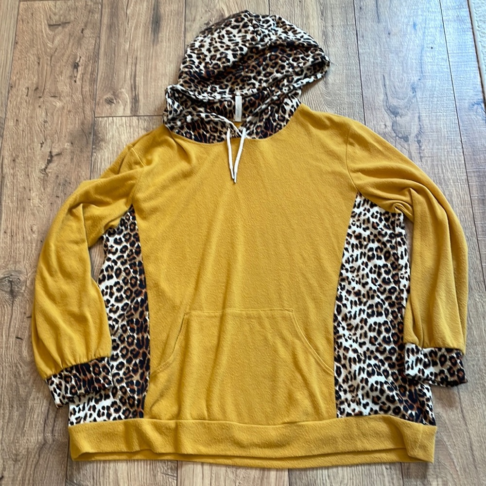 Emerald brand women’s hooded pullover size 3X.